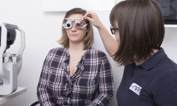 Szemész vagy optometrista: mi a különbség kettejük között?